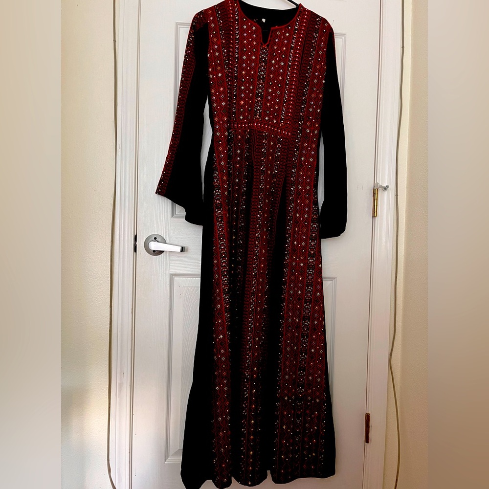 Palestinian dress/kaftan. Formal dress.